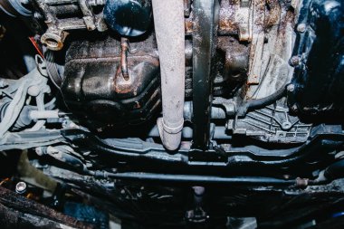 Tamirci araba tekerleği merkezini kaldırır.