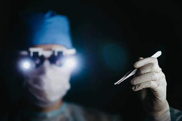 Χειρουργικό Τσιμπιδάκι Στο Χέρι Χειρουργού Στο Χειρουργείο — Φωτογραφία Αρχείου