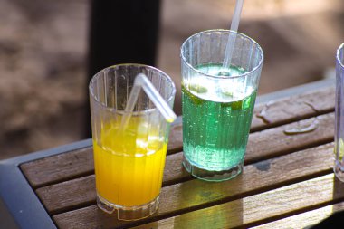 Masada taze limonata bardakları 