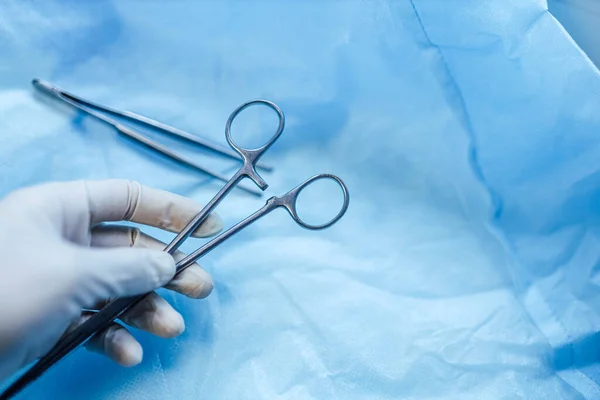 Chirurgické Nůžky Ruce Chirurga Modrém Pozadí Koncept Operace — Stock fotografie