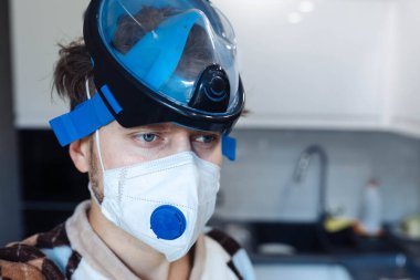 Koronavirüs salgınından korunmak için şnorkel maskesi takıyor. İkinci yaygın salgın