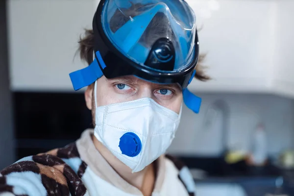 人はコロナウイルスのパンデミックから守るためにシュノーケリングマスクをつけてる 2つ目の流行は — ストック写真