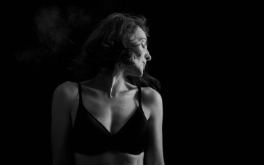 Sanatsal genç kadın portre