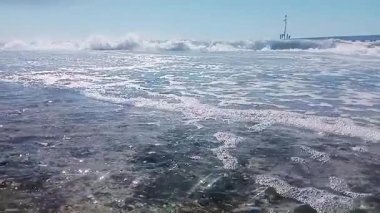 Fırtına sırasında iskelede akan su.