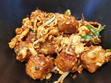 Fasulye filizi ve yumurtalarla pişirilmiş enfes bir yakın plan turp keki. Mutfak uzmanlığıyla pişiriliyor. Taze malzemelerle hazırlanmış lezzetli ve besleyici bir yemek.