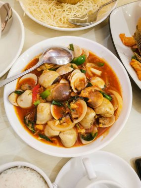 Ho lai pad prik pao. Lezzetli Asya mutfağının tadını çıkarın. Lezzetli Tayland acılı sosuyla pişirilmiş beyaz istiridye tabakta güzelce sunuluyor..