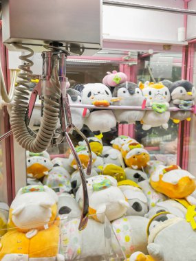 Lezzetli bir pençe turna oyunu büyüleyici bir pelüş hayvan oyuncağı dizisi sunar, oyuncuları yeteneklerini test etmeye davet eder ve bir anda sevimli bir arkadaş kazanma şanslarını denerler.