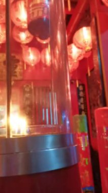 Kendinizi bu kutsal tapınağın dingin atmosferine daldırın. Canlı kırmızı fenerlerin sıcak bir ışık saçtığı yere. Bu tapınağın ruhani özünü ve büyüleyici kültürel geleneklerini tecrübe edin..