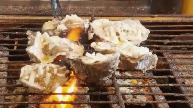 Şahit istiridyeler açık bir ateş üzerinde mükemmel şekilde kızartılıyor. Dumanlı tatlar kabuklu deniz hayvanlarını eritiyor ve unutulmaz bir mutfak deneyimi yaratıyor. Yemek tutkunları ve deniz ürünleri severler için mükemmel.