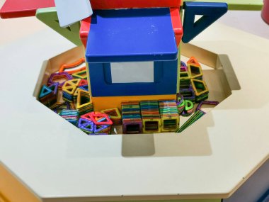 Bu büyüleyici manyetik yapı taşları hayal gücünü harekete geçirir ve çocuklar için yaratıcı yapılar, eğitici keşifler ve oyun zamanı için sonsuz olanaklar sağlar..