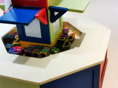 Canlı bir manyetik yapı oyuncağı seti, öğrenme deneyimleri için eğitici eğlenceli ve yaratıcı mimari yapıları teşvik eden sağlam bir aktivite masasında eğlenceli bir keşif yapmaya davet eder..