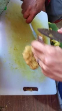 Dilimleme ve doğrama işlemi. Cungkring, inek derisinden (kikil) yapılmış geleneksel bir Bogor tabağı, muz yaprağı üzerinde fıstık sosu ve kraker ile. Lezzetli ve otantik bir sokak yemeği..