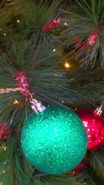 Noel ruhunu süslenmiş bir Noel ağacını gösteren bu şenlikli videoyla yakalayın. Parlak süsler ve noktalar tatil sahnesine canlı bir dokunuş ekleyerek sıcak ve davetkar bir ortam yaratıyor.