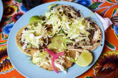 Otantik Meksika tacos al papazı bir tabloda tulum