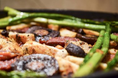 Taze deniz ürünleri ve sosis İspanyol paella closeup