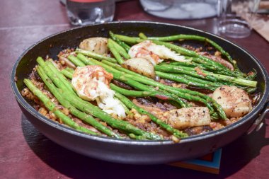 Taze deniz ürünleri ve sosis İspanyol paella closeup