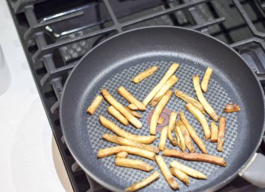 Ocakta bir tavada pişirme kızartma