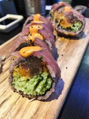 Ahşap tahta gurme ton balığı ve salatalık suşi roll