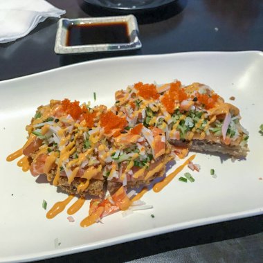 Japon Suşi pizza baharatlı mayo ile bir tabak kızarmış