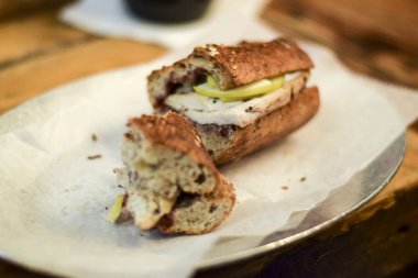 Tavuk apple ve brie sandviç bir plaka üzerinde yarısı