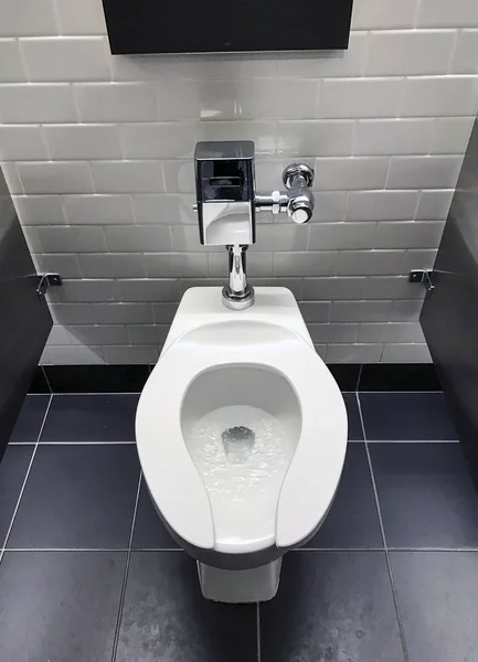 Toilet Badkamer Van Een Office Metro Tegel Wand Metalen Kast — Stockfoto