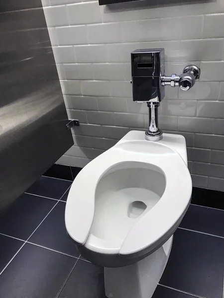Toaleta Biurowej Toalecie Metra Płytek Ściany Szafy Metalowe — Zdjęcie stockowe