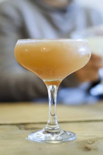 Fancy Speakeasy Cocktail Een Coupe Glas Aan Balie Van Een — Stockfoto