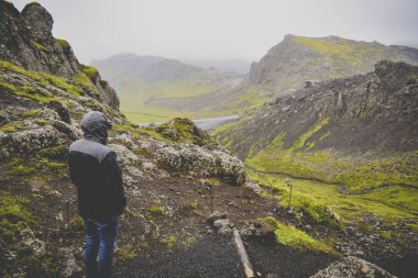 İzlanda'daki bir dağın tepesinden görünen adam. Seyahat yolculuk tutkusu kavramı.