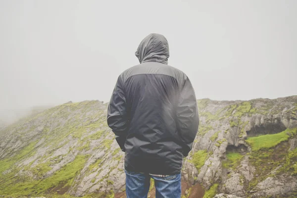 Man Looking Out Top Mountain Travel Wanderlust Concept — Stock Photo, Image