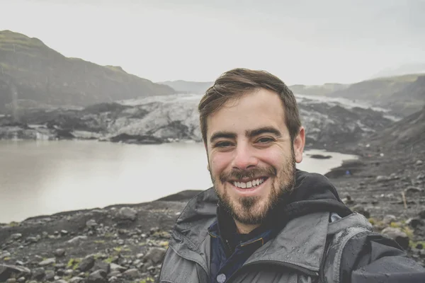 Hombre Tomando Selfie Frente Glaciar Solheimajokull Islandia — Foto de Stock