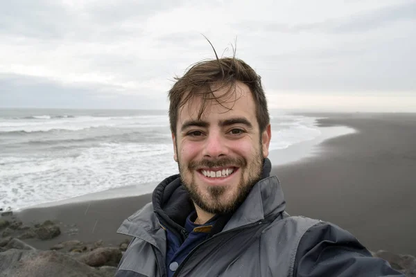 Hombre Tomando Selfie Frente Playa Lava Arena Negra Islandia — Foto de Stock