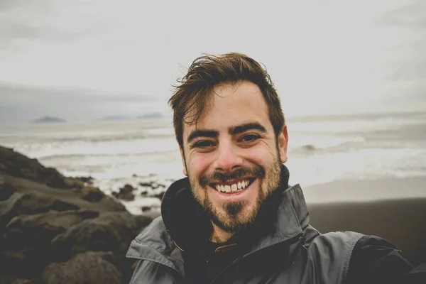 Tomando Una Selfie Una Playa Arena Negra — Foto de Stock