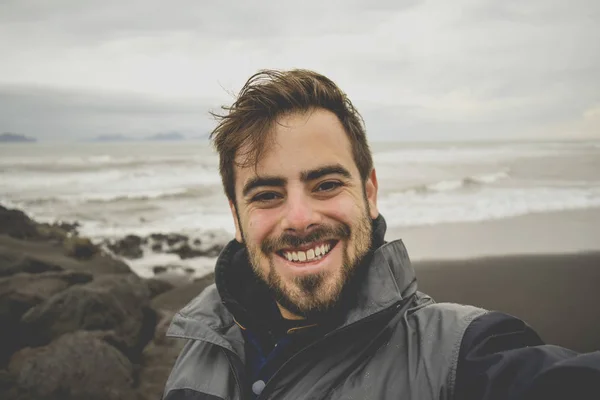 Hombre Guapo Tomando Selfie Playa Arena Negra Islandia — Foto de Stock