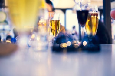 İçki leri ve biraları paylaşan arkadaşlar