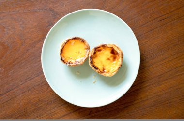 Bir tabak üzerinde otantik pastel de nata