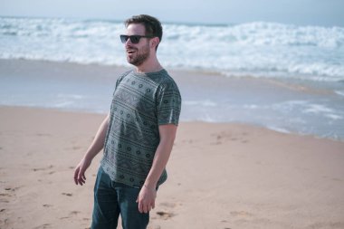 mutlu yakışıklı bir adam sahilde