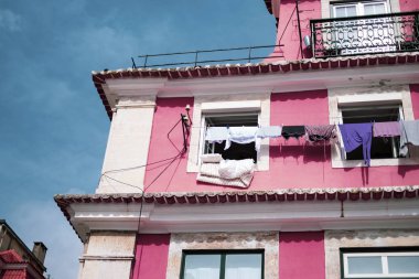 Temiz çamaşırlar kurumaya takıldı