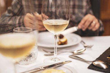 İnsanlar süslü bir akşam yemeği paylaşıyor