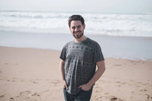 Hombre guapo feliz en la playa — Foto de Stock