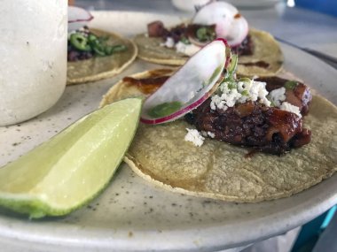 Otantik çekti biftek tacos Tabak