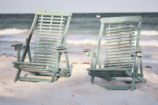 Blauwe houten strandstoelen Stockfoto