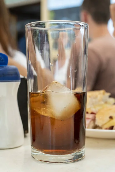 Καφέ σόδα κόλα σε ένα ποτήρι — Φωτογραφία Αρχείου