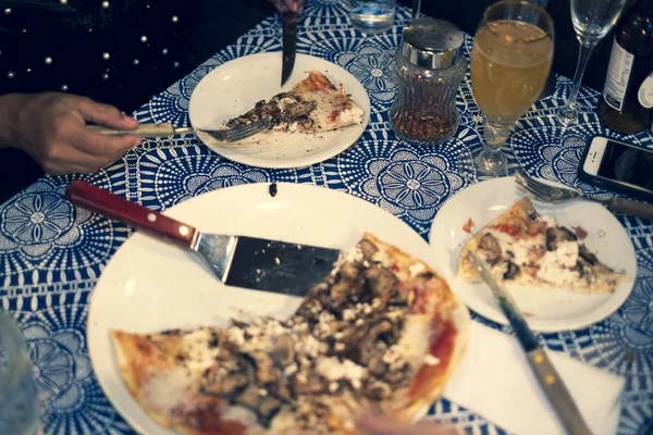 Les gens qui mangent de la pizza funghi aux champignons fins Photos De Stock Libres De Droits