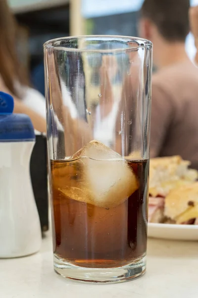 Bruine cola soda in een glas Stockfoto