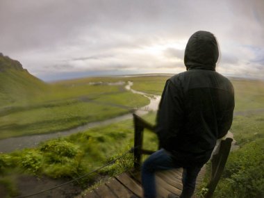 Seljalandsfoss 'ta yürüyüş yapan adam