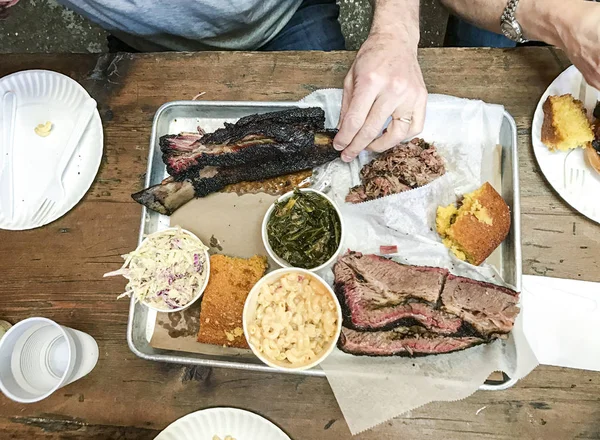 Des amis partagent un délicieux barbecue Images De Stock Libres De Droits