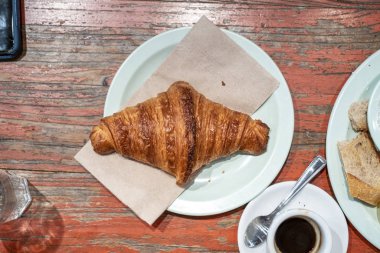 Taze pişmiş kruvasan.