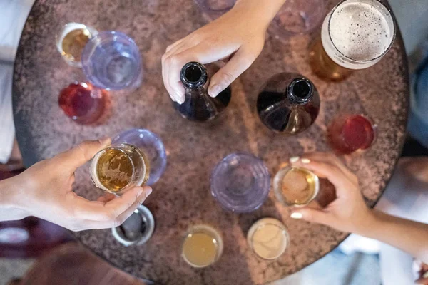 Різноманітність ремісничого пива — стокове фото