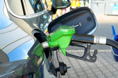 Benzinle doldurulan bir benzin pompasının yakın çekimi..