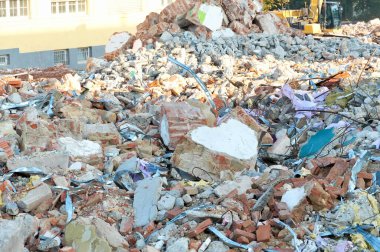 Kazı makinesiyle yıkım alanından moloz ve enkaz yığını.